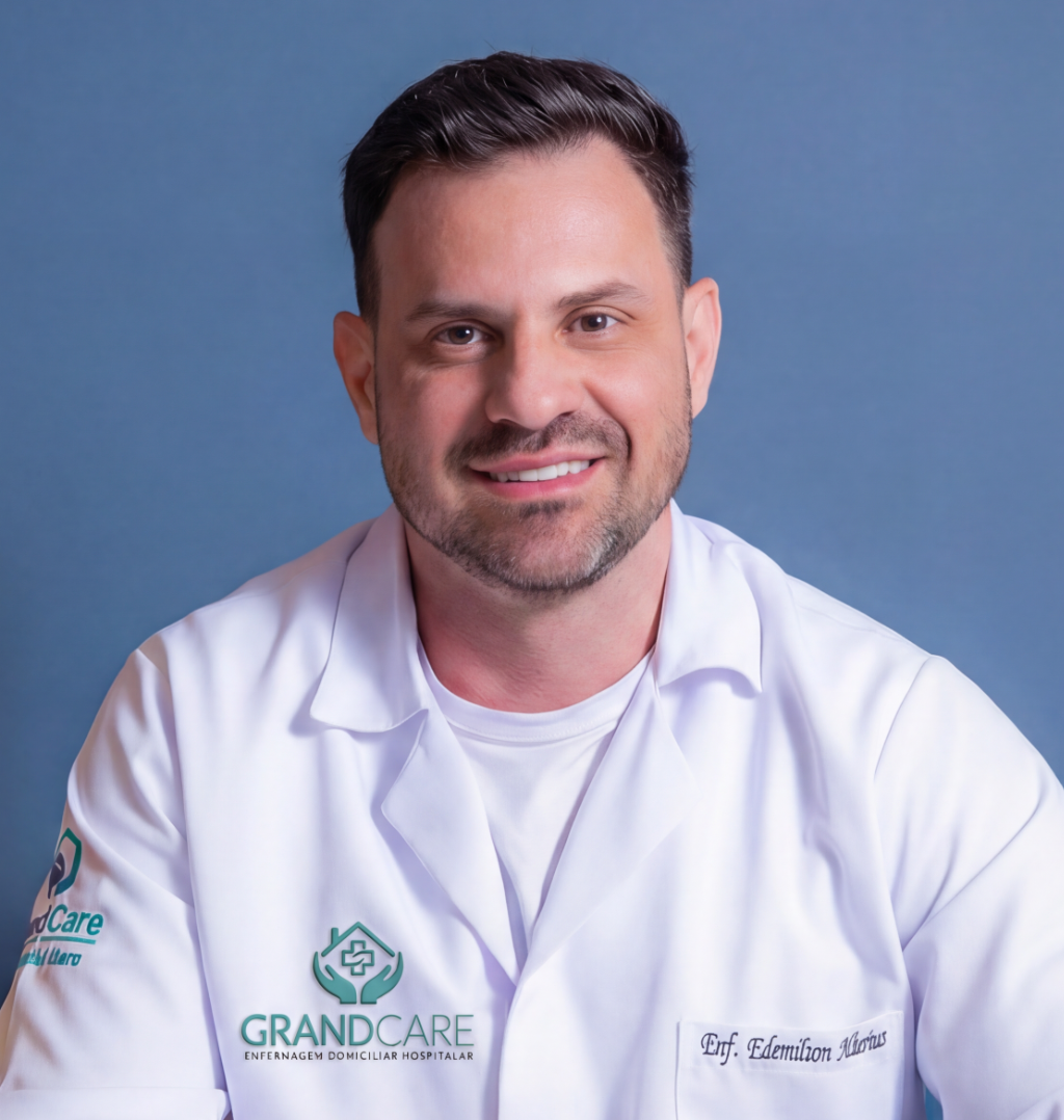 Edemilson, enfermeiro chefe da GRANDCARE, com uniforme profissional